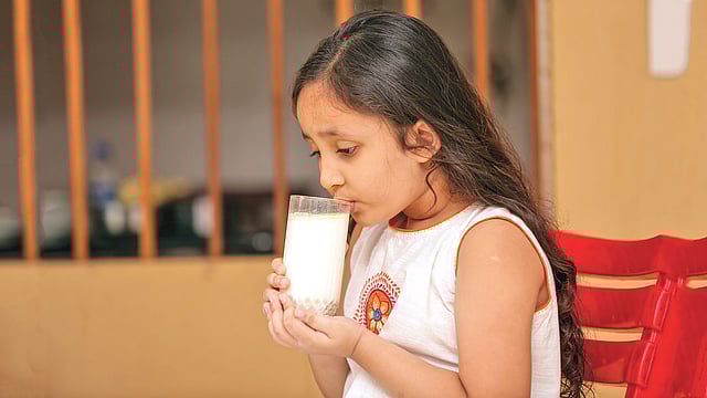 দুধ কিংবা দুধের খাবার শিশুদের দেয় পুষ্টি। মডেল: পদ্মহেম পাবন, ছবি: নকশা