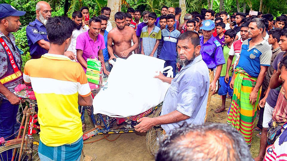 মাগুরার মহম্মদপুরে মাথাবিহীন একটি মরদেহ উদ্ধার করেছে পুলিশ। আজ মঙ্গলবার সকালে উদ্ধার হওয়া মরদেহের পরিচয় পাওয়া যায়নি। ছবি: প্রথম আলো।