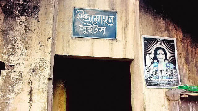 ১৩০ বছরের ঐতিহ্যবাহী ইন্দ্রমোহন সুইটস গত রোববার থেকে বন্ধ হয়ে গেছে। ইন্দ্রমোহন সুইটসের এই ভবন ভেঙে ফেলা হচ্ছে। গতকাল বিকেলে তোলা।  প্রথম আলো