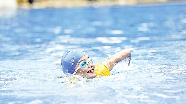 শরীর সুস্থ, মন সতেজ রাখতে সাঁতারের বিকল্প নেই। মডেল: সামিয়া, ছবি: অধুনা