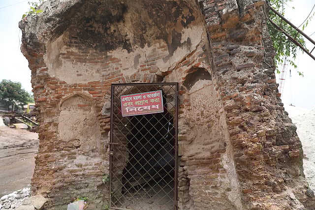 দিন দিন ক্ষয়ে যাচ্ছে অবশিষ্ট অংশ।
