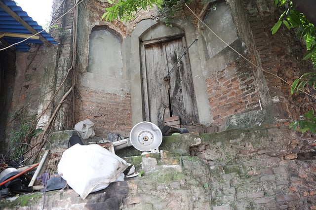 সড়কের কাছের মিনারের পেছনের অংশ।