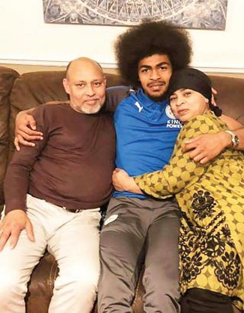 মা-বাবার সঙ্গে হামজা দেওয়ান চৌধুরী