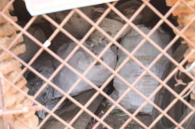 ধ্বংসাবশেষের ভেতরের অংশে রাখা হয় মালামাল।