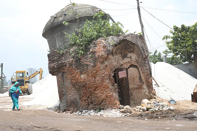 নদীর কাছের মিনারটিও বিলীন হওয়ার পথে।