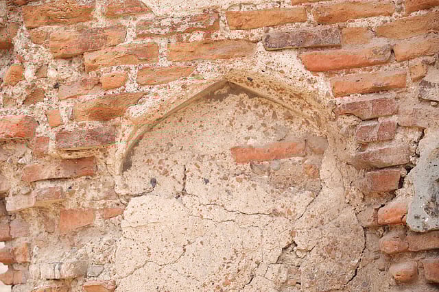 স্থাপনার গায়ে মোগল স্থাপত্যশৈলীর নিদর্শন।