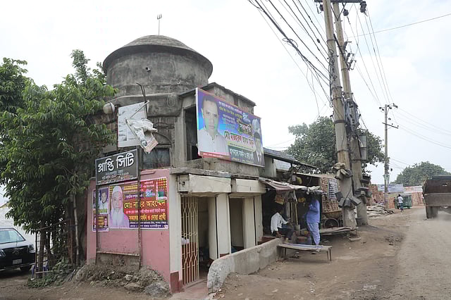 সড়কের দিকে থাকা একটি মিনার। স্থানীয় লোকজন এটি ব্যবহার করছে।