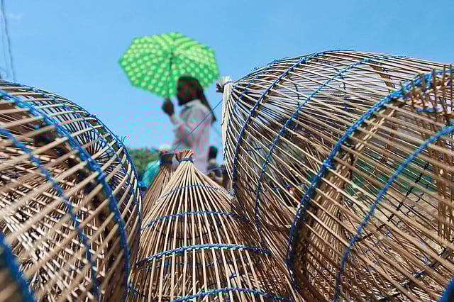 ছাতা মেলে ক্রেতার অপেক্ষায় বিক্রেতা