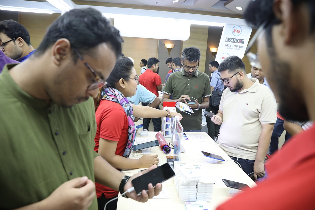 দর্শনার্থীরা মেলায় আসছেন এবং পছন্দের পণ্য খুঁজে নিচ্ছেন।