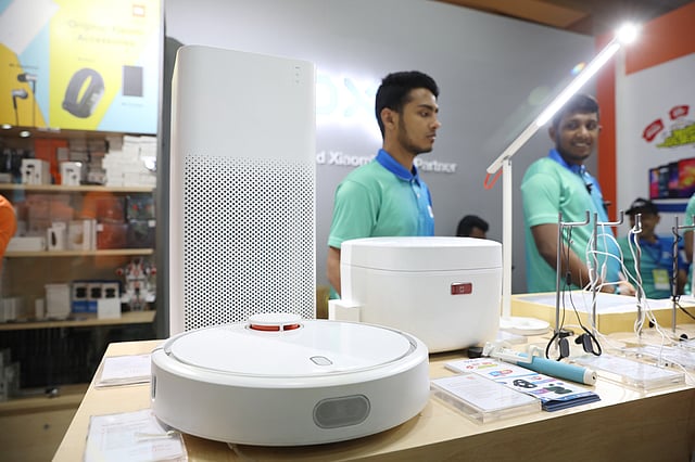 শাওমির ওয়াইফাই এয়ার পিউরিফায়ার (পেছনে), রোবট ভ্যাকুয়াম ক্লিনার (সামনে), ইন্ডাকশন হিটিং প্রেসার রাইস কুকারের (ডানে) দাম যথাক্রমে ১৪ হাজার ৮৫০ টাকা, ২৬ হাজার ১০০ এবং ৮ হাজার ৭৫ টাকা।