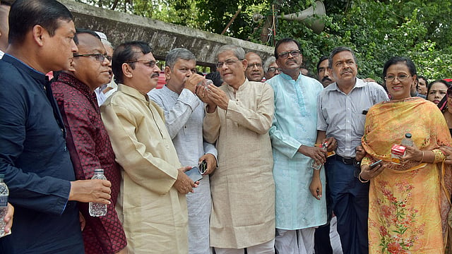 খালেদা জিয়ার নিঃশর্ত মুক্তি ও সুচিকিৎসার দাবিতে বাংলাদেশ সম্মিলিত পেশাজীবী পরিষদ জাতীয় প্রেসক্লাবের সামনে প্রতীকী অনশন করে। পরে মির্জা ফখরুল ইসলাম আলমগীর অনশন ভঙ্গ করান। ঢাকা, ০৫ জুলাই। ছবি: প্রথম আলো