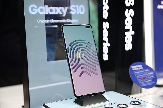 স্যামসাং গ্যালাক্সি এস-১০ প্লাসের দাম ৯৯ হাজার ৯০০ টাকা।