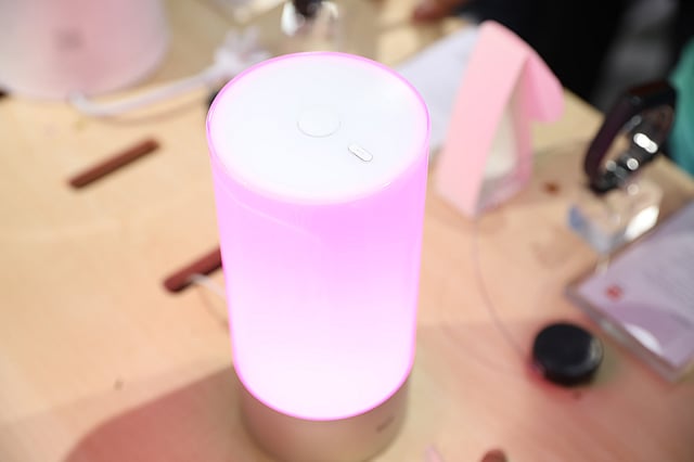 ওয়াইফাই কানেক্টেড শাওমির এলইডি ডেস্ক ল্যাম্প। ছাড়ের পর এটির দাম ৩ হাজার ৪২০ টাকা।