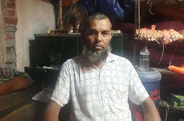 তেজগাঁওয়ে পাইকারি ডিম ব্যবসায়ী আলম মিয়া। ছবি: আসাদুজ্জামান