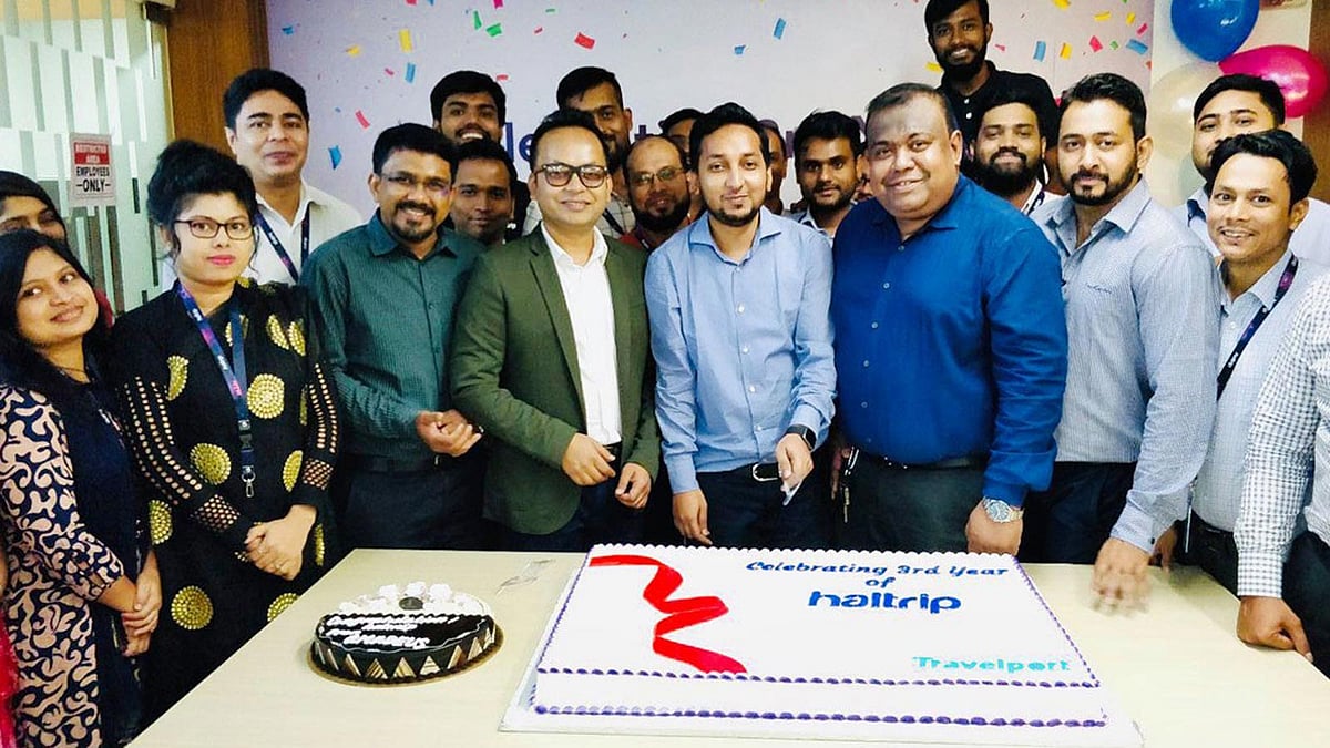 হালট্রিপের দুই বছর পূর্তি উপলক্ষে প্রতিষ্ঠানটির কর্মীরা। ছবি: সংগৃহীত।