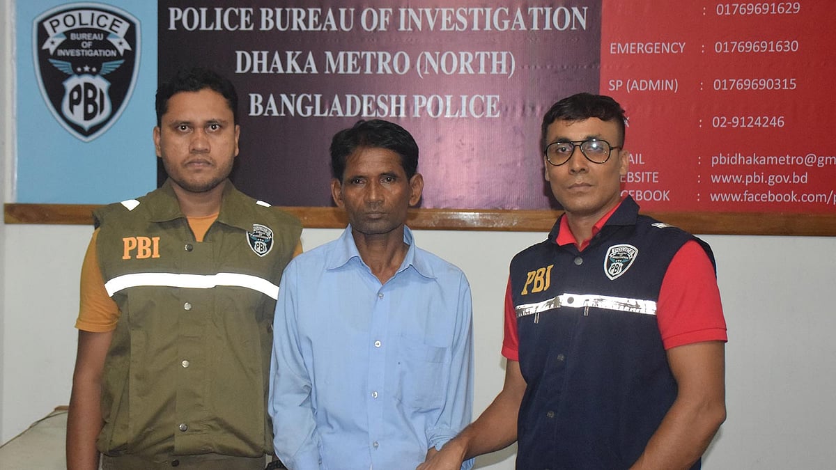 সেনাবাহিনীর পূর্ত পরিদপ্তরে চাকরি দেওয়ার কথা বলে লাখ লাখ টাকা নিয়েছিলেন সোহেল শিকদার নামের এক ব্যক্তি। গতকাল বৃহস্পতিবার তাঁকে ভাষানটেক এলাকা থেকে গ্রেপ্তার করেছে পিবিআইয়ের একটি দল। ছবি : সংগৃহীত