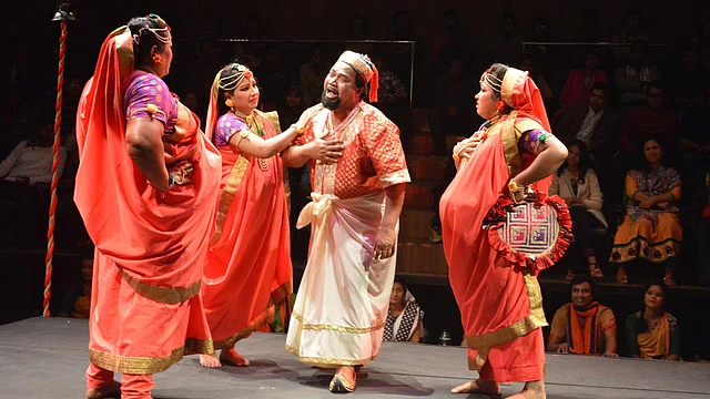 আজ সন্ধ্যায় পরীক্ষণ থিয়েটার মিলনায়তনে মঞ্চস্থ হবে ‘মৈমনসিংহ গীতিকা’ অবলম্বনে লোক নাট্যদলের (সিদ্ধেশ্বরী) পদাবলি যাত্রা ‘সোনাই মাধব’
