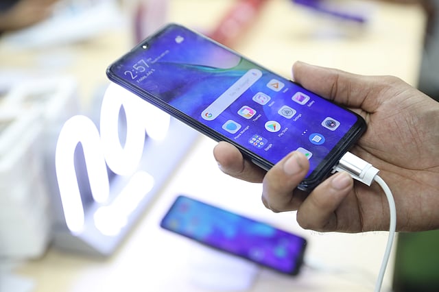 হুয়াওয়ের পি-৩০ লাইট মডেলের এই ফোনের দাম ২৪ হাজার ৯০০ টাকা।