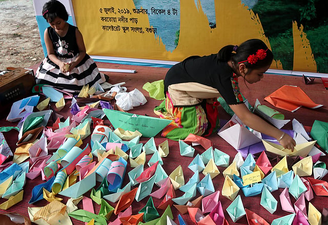 বগুড়া শহরের কালেক্টরেট স্কুল সংলগ্ন করতোয়া পাড়ে শিশুরা
