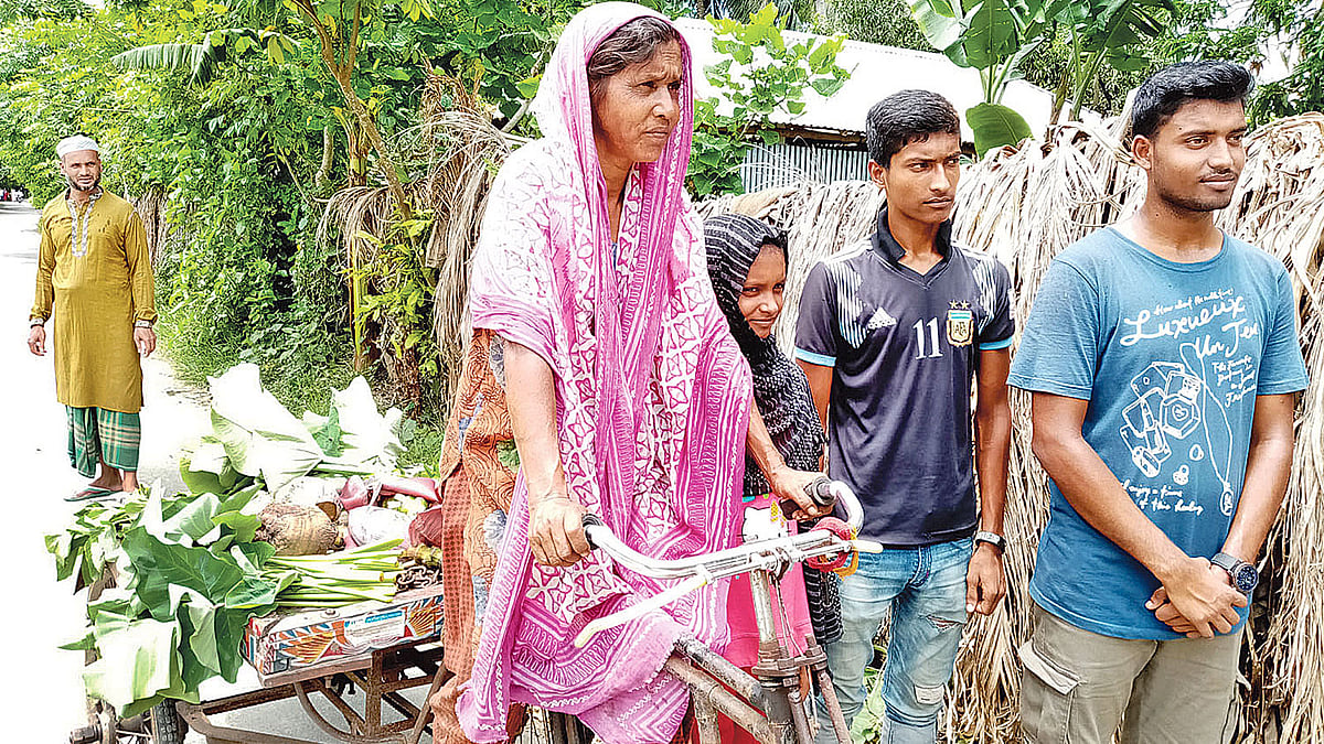 নড়াইলে পুলিশ কনস্টেবলে চাকরি পাওয়া সাকিবুরের মা সাবিনা ইয়াসমিন এভাবেই প্রতিদিন ভ্যানে করে বাড়িতে বাড়িতে গিয়ে সবজি বিক্রি করেন। মায়ের পাশে সাকিবুর ও তাঁর ছোট ভাইবোন। প্রথম আলো