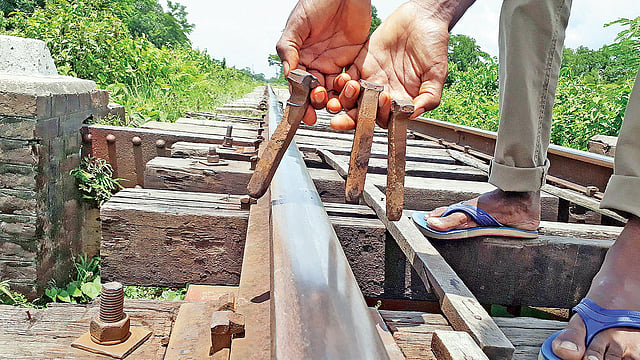 গার্ডারের সঙ্গে স্লিপার আটকানোর নাটবল্টু হাত দিয়ে টানলেই বেরিয়ে পড়ে। ফানাই রেলসেতুতে।  ছবি: প্রথম আলো