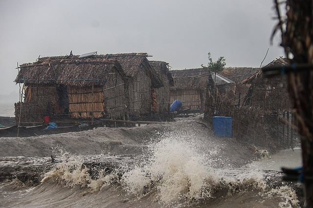 পানির তোড়ে অবশিষ্ট মাটির বাঁধ ভেঙে যাওয়ার জোগাড়