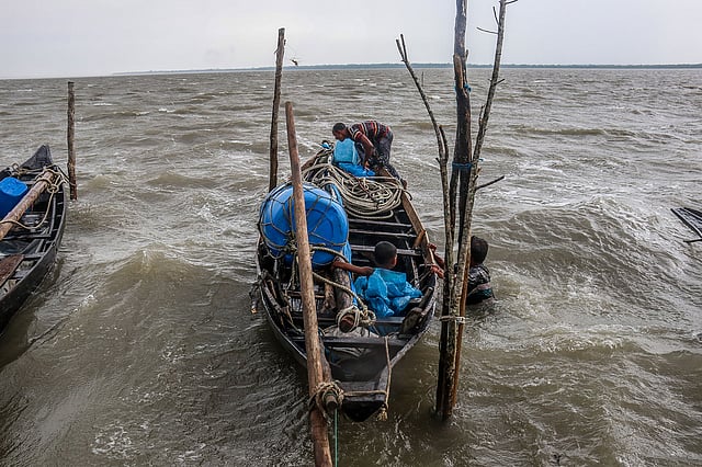 শিবসা নদীতে জোয়ারের পানি ফুঁসে উঠছে ঝোড়ো বাতাসে