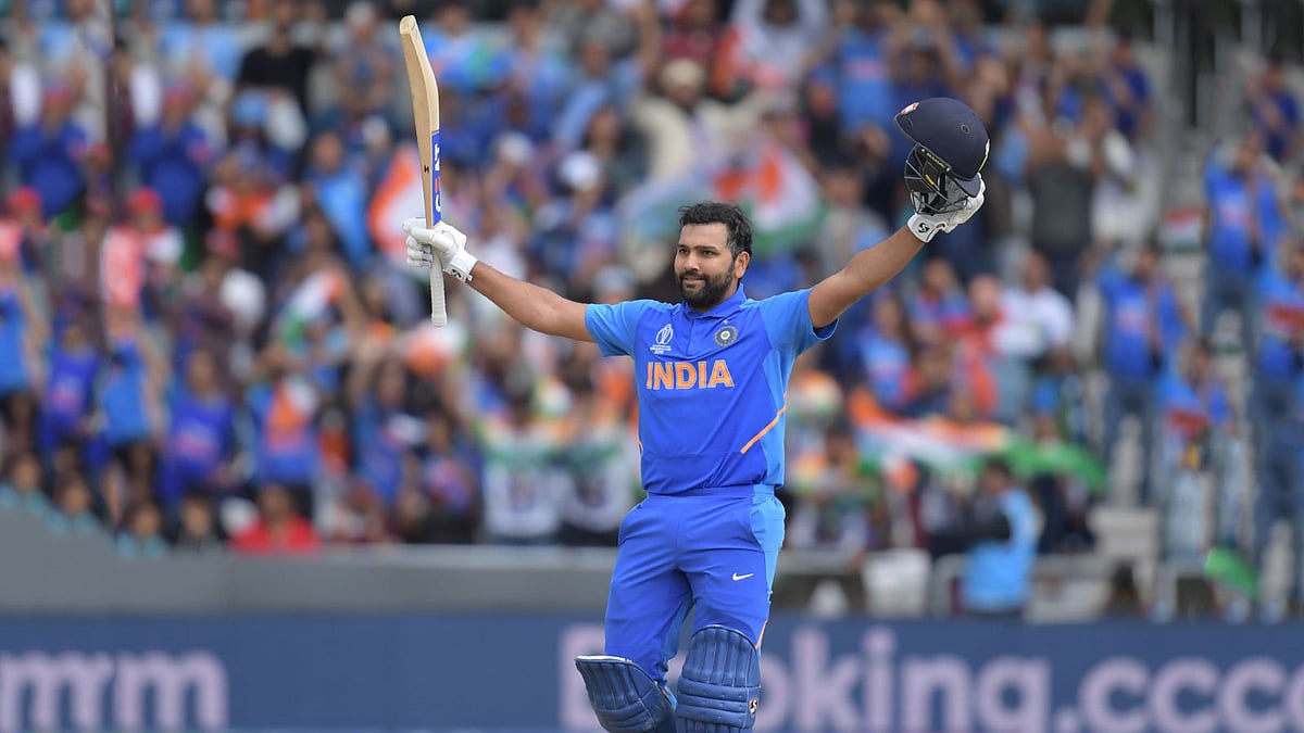 এ বিশ্বকাপে নিজের পঞ্চম সেঞ্চুরি তুলে নিয়ে বিশ্ব রেকর্ড করেছেন ভারতীয় ওপেনার রোহিত শর্মা। ছবি: এএফপি