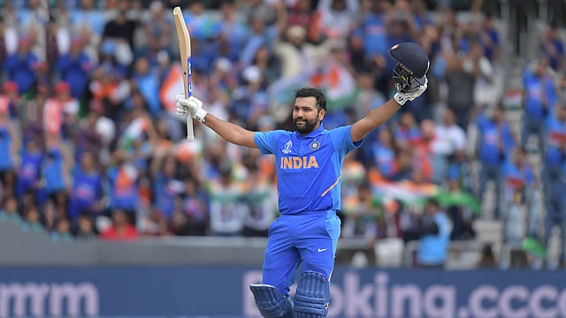 এ বিশ্বকাপে নিজের পঞ্চম সেঞ্চুরি তুলে নিয়ে বিশ্ব রেকর্ড করেছেন ভারতীয় ওপেনার রোহিত শর্মা। ছবি: এএফপি
