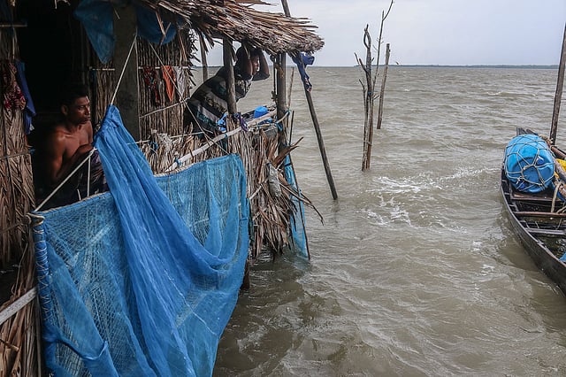 প্রায়ই জোয়ারের পানি উঠে যায় টংঘরের পাটাতনের ওপর
