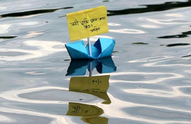 শিশুদের মনের কথা লিখে নদীতে ভাসানো নৌকা