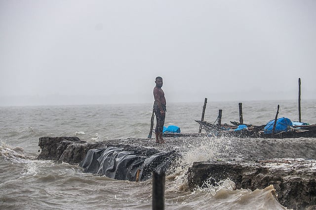 এরই মধ্যে জাল নিয়ে রেণু ধরার চেষ্টা এক মৎস্যজীবীর