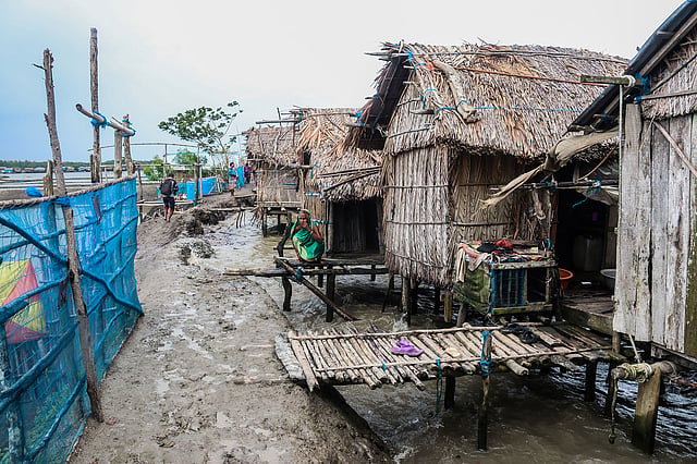 নদীর তীরে কালাবগী ঝুলন্তপাড়া গ্রাম
