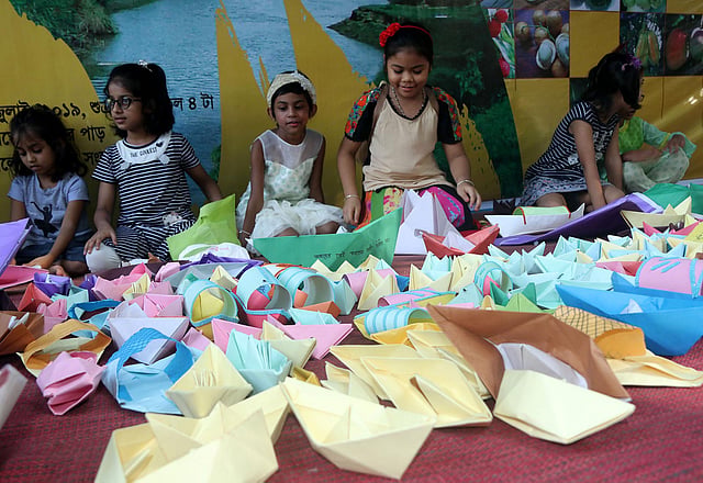 ‘করতোয়ায় প্রাণ চাই’—দাবিতে শিশু–কিশোরদের শিল্পের পাঠশালা ‘বাবুই’ প্রতীকী নৌকা ভাসানো কর্মসূচি পালন করে