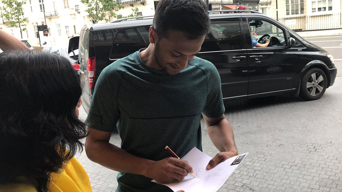আজ টিম হোটেলে এক ভক্তকে অটোগ্রাফ দিচ্ছেন সাকিব । ছবি: প্রথম আলো