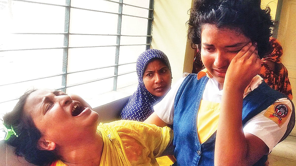 মেয়ে আনুশকার মৃত্যুতে মা শিউলি বেগমের আহাজারি। গতকাল বিকেলে শেরপুর জেলা সদর হাসপাতালে।  ছবি: প্রথম আলো