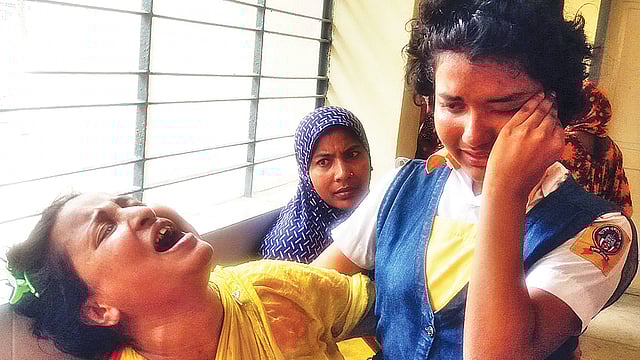 মেয়ে আনুশকার মৃত্যুতে মা শিউলি বেগমের আহাজারি। গতকাল বিকেলে শেরপুর জেলা সদর হাসপাতালে।  ছবি: প্রথম আলো