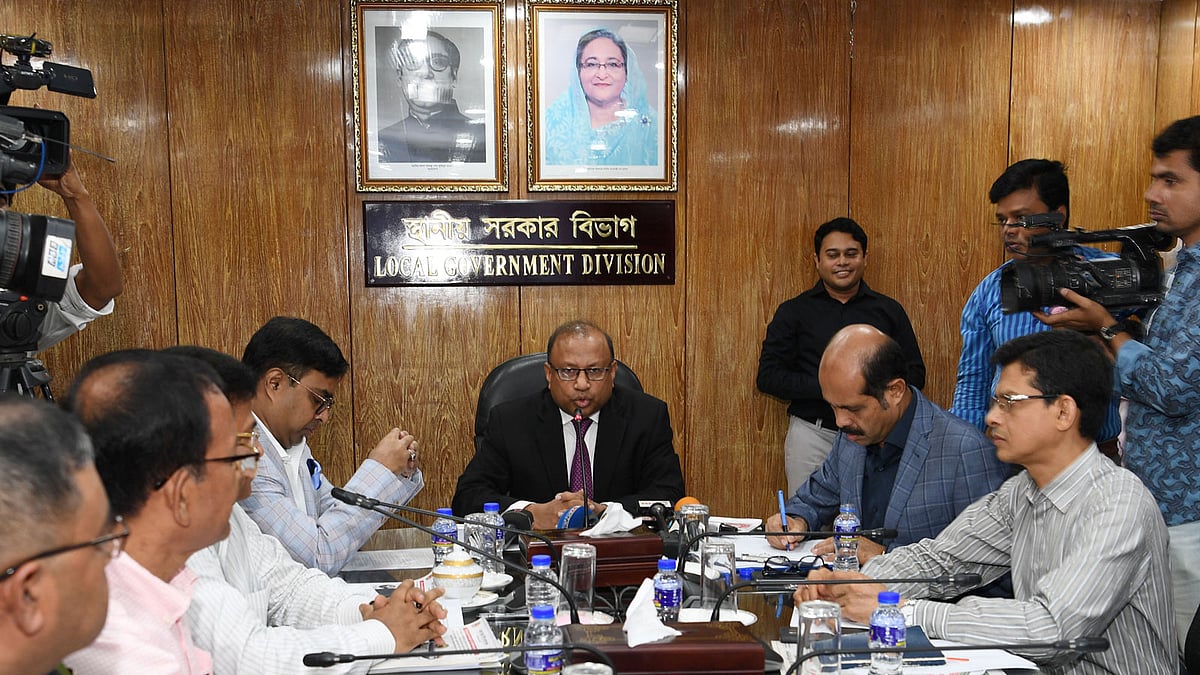 আজ রোববার সচিবালয়ে স্থানীয় সরকার বিভাগের সম্মেলন কক্ষে ঢাকা মহানগরীর মশক নিধন কার্যক্রম বিষয়ক পর্যালোচনা সভায় সভাপতিত্ব করেন স্থানীয় সরকার, পল্লী উন্নয়ন ও সমবায় মন্ত্রী মো. তাজুল ইসলাম।