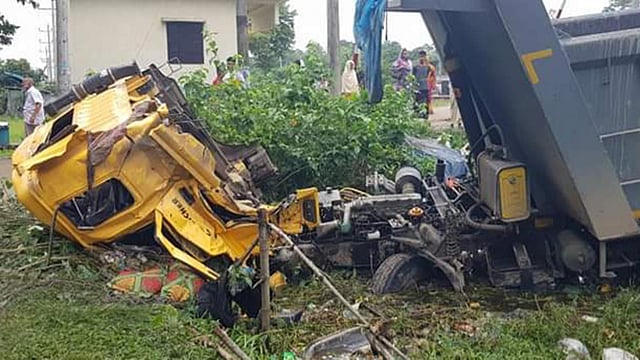 গাজীপুরের ধীরাশ্রমে ট্রেনের সঙ্গে সংঘর্ষে দুমড়ে-মুচড়ে যাওয়া বালুবাহী ড্রামট্রাক। ছবি: প্রথম আলো