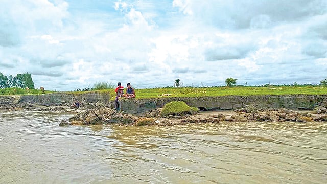 সারিয়াকান্দি উপজেলার পাকুরিয়া চর এলাকায় যমুনা নদীতে ভয়াবহ ভাঙন শুরু হয়েছে।  প্রথম আলো