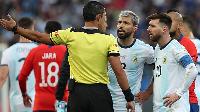 লাল কার্ড দেখানোর পর মেসিকে মাঠ ছাড়ার নির্দেশ রেফারির। ছবি: রয়টার্স