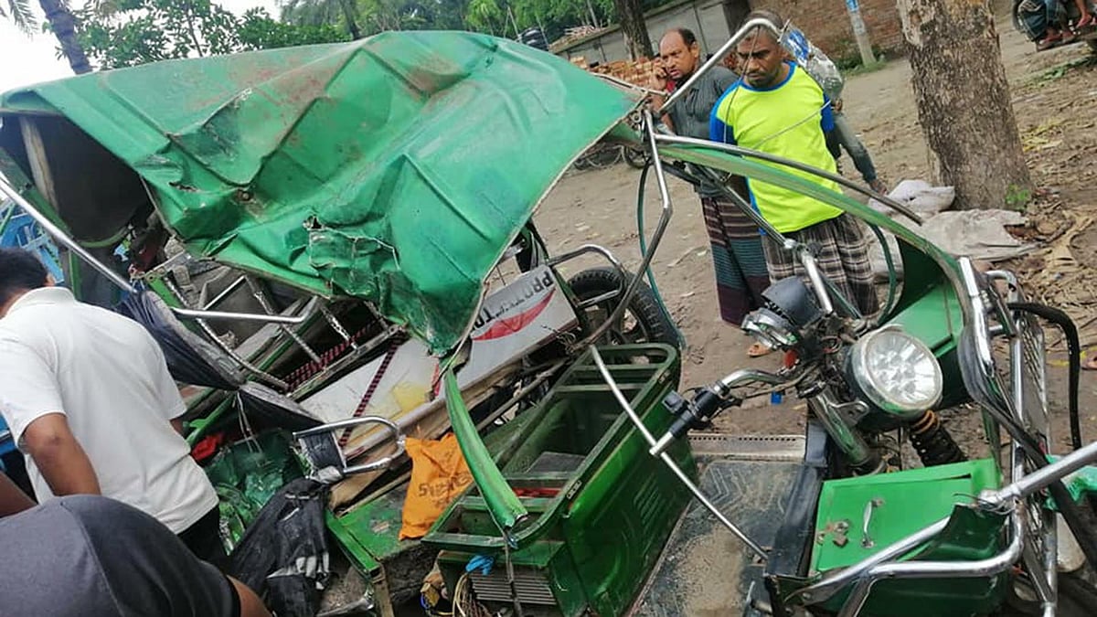 বাগেরহাটের ফকিরহাটে আজ সোমবার ট্রাকের ধাক্কায় দুমড়েমুচড়ে গেছে ব্যাটারিচালিত অটোরিকশা ও বাইসাইকেল। ছবি: প্রথম আলো