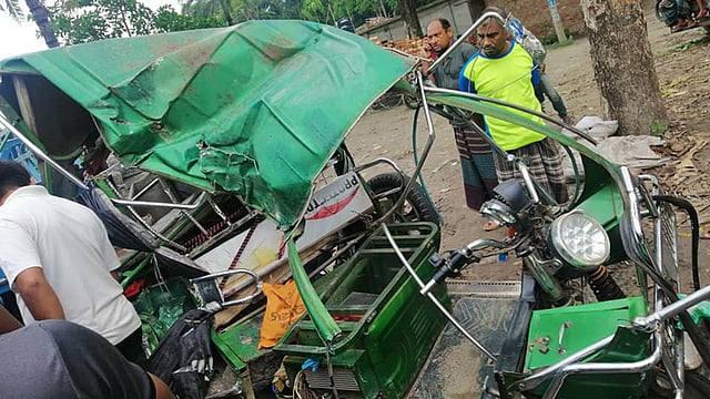 বাগেরহাটের ফকিরহাটে আজ সোমবার ট্রাকের ধাক্কায় দুমড়েমুচড়ে গেছে ব্যাটারিচালিত অটোরিকশা ও বাইসাইকেল। ছবি: প্রথম আলো