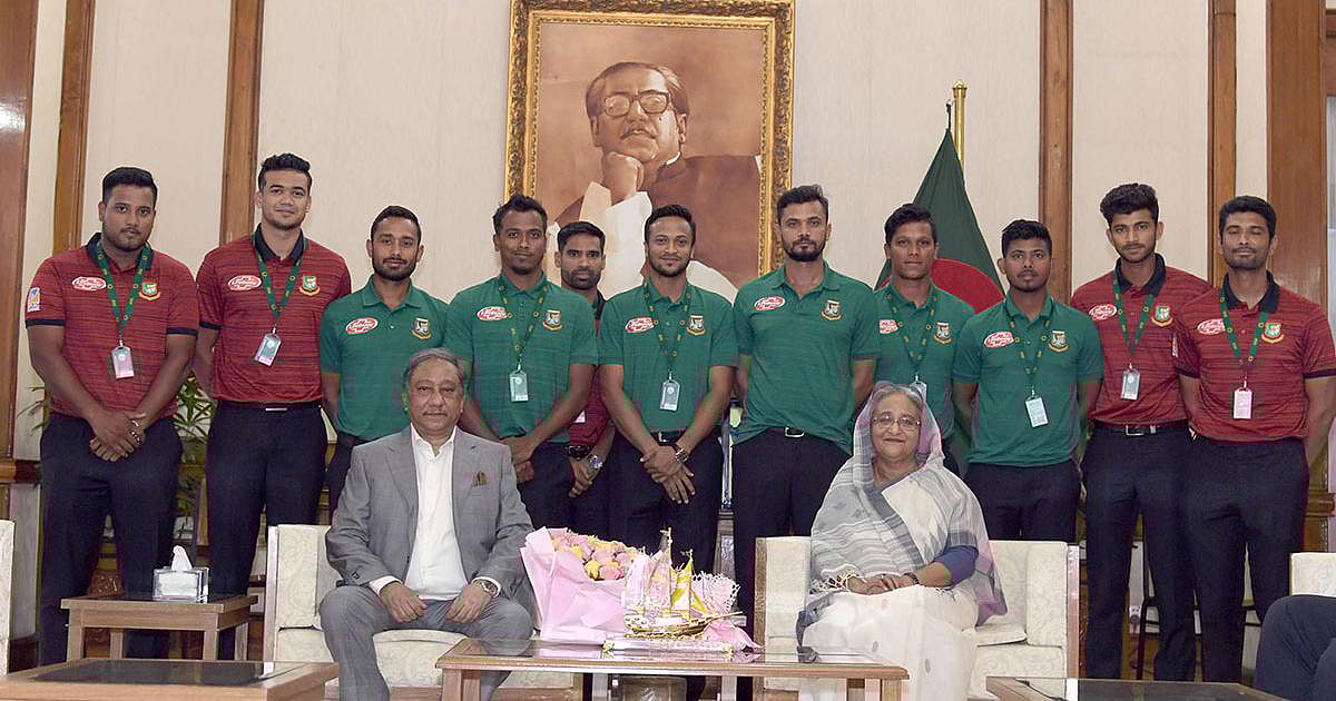 বিশ্বকাপ যাত্রার আগে বাংলাদেশ দল প্রধানমন্ত্রীর শুভকামনা নিতে গিয়েছিল। ফাইল ছবি
