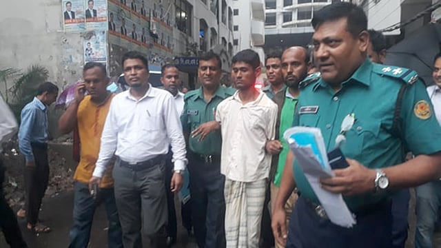 আদালতে স্বীকারোক্তি দেওয়ার পর হারুনকে হাজতখানায় নিয়ে যাচ্ছে পুলিশ। ঢাকা, ৮ জুলাই। ছবি: আসাদুজ্জামান