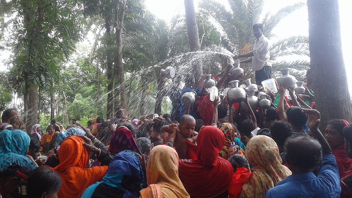 টিউবওয়েলের পানি খেলে সব রোগ ভালো হচ্ছে, এই গুজবে শত শত মানুষ পানি নিতে ভিড় জমাচ্ছেন। ঝিনাইদহ, খুলনা। ছবি: প্রথম আলো