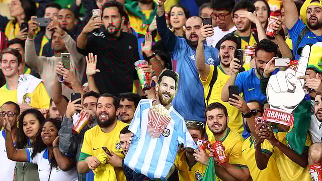 মারাকানায় ব্রাজিল সমর্থকেরা মেসির কাটআউট এনেছিলেন তাঁর মন্তব্যকে ব্যঙ্গ করতে। ছবি: রয়টার্স