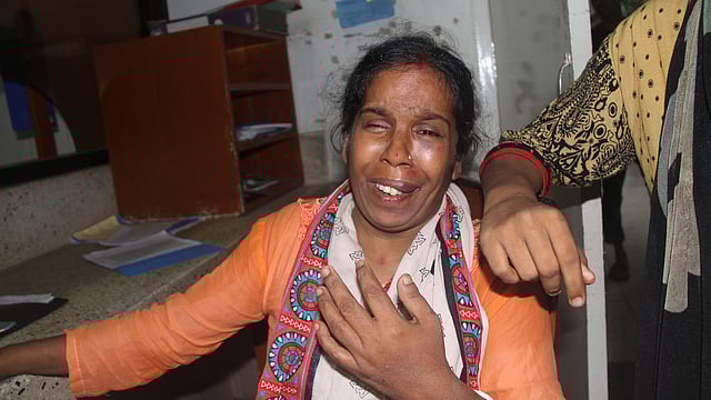 পাহাড় ধসে আহত রত্না মল্লিকের আহাজারি। এই দুর্ঘটনায় তিনি ছয় বছর বয়সী ছেলে সূর্য মল্লিককে হারান। চন্দ্রঘোনা হাসপাতাল, কাপ্তাই, রাঙামাটি, ৮ জুলাই। ছবি: প্রথম আলো