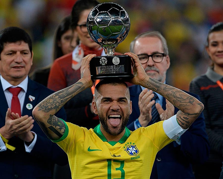 কোপায় দেখা গেছে সেই পুরোনো আলভেসকে। ছবি : এএফপি