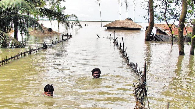 উত্তাল সমুদ্রের জোয়ারের পানিতে সয়লাব কক্সবাজারের সাগরদ্বীপ কুতুবদিয়া উপজেলার  তাবলেরচর গ্রাম। গতকাল সকালে।  প্রথম আলো